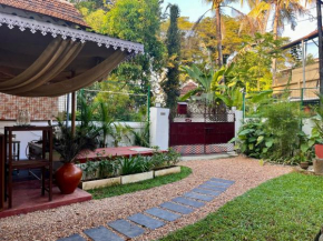 Scarlet's Cottage & Tea Garden
